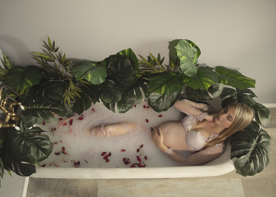 fotos de embarazo en bañera con leche y plantas