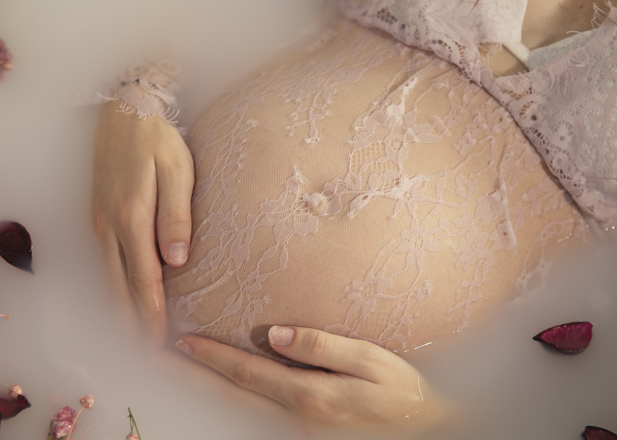 fotos de embarazo en bañera con leche y pétalos